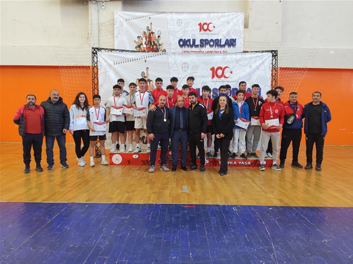 Gençler Badminton Grup Müsabakaları, 200'den fazla sporcu ve antrenörün katılımıyla Kırşehir'de gerçekleşti.