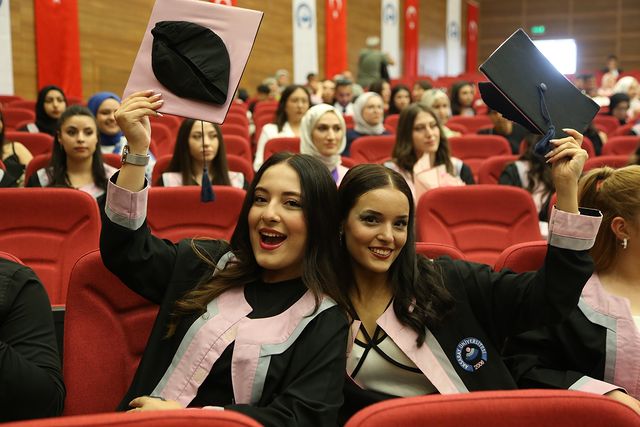 Aksaray Üniversitesi Fen Edebiyat Fakültesi Mezuniyet Töreni Gerçekleştirildi