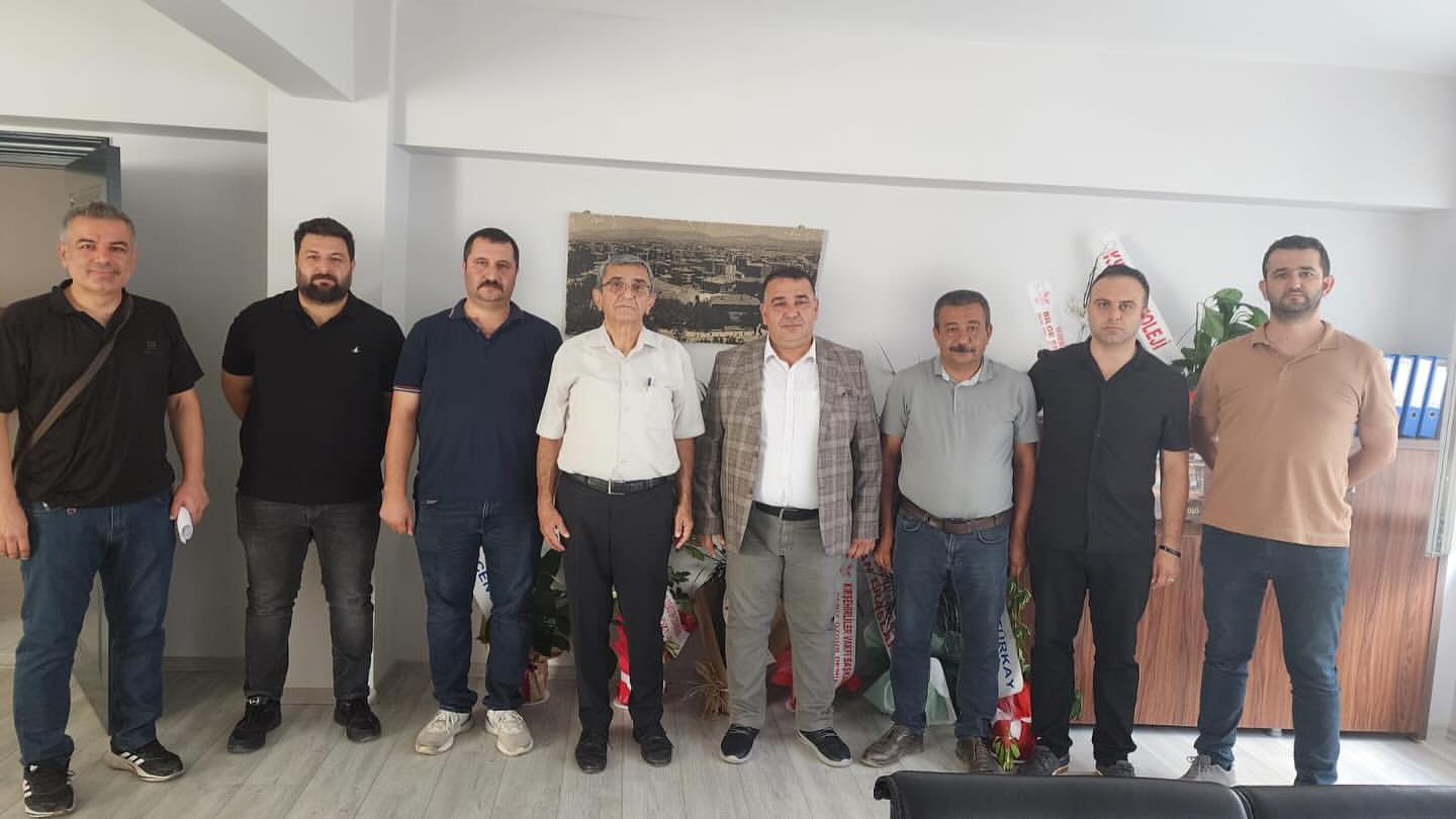 Kırşehir Ticaret ve Sanayi Odası Yönetim Kurulu Başkanı Mustafa Yılmaz, Kırşehir Kent Konseyi Başkanı Müfit Göçen'i Ziyaret Etti