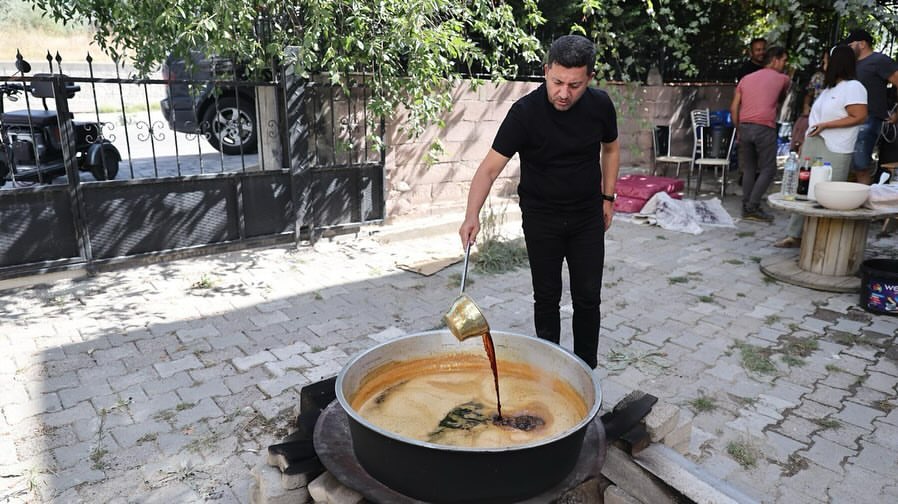 Nevşehir Belediye Başkanı Rasim Arı, Sümer Mahallesi'nde Vatandaşlarla Pekmez Kaynattı