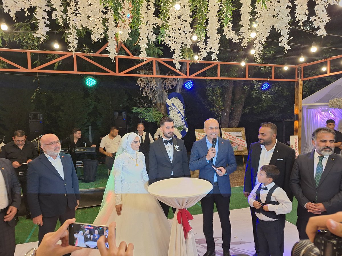 CHP Milletvekili Aşkın Genç, Bir Çiftin Mutlu Gününde Nikah Törenine Katıldı