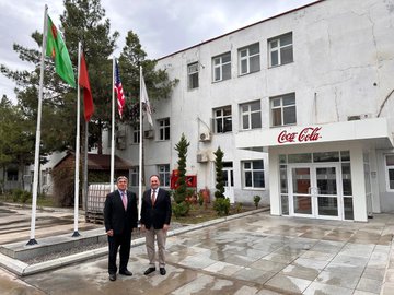 Büyükelçi Demirok, Türkmenistan'daki Coca Cola Bottlers Fabrikasını Ziyaret Etti