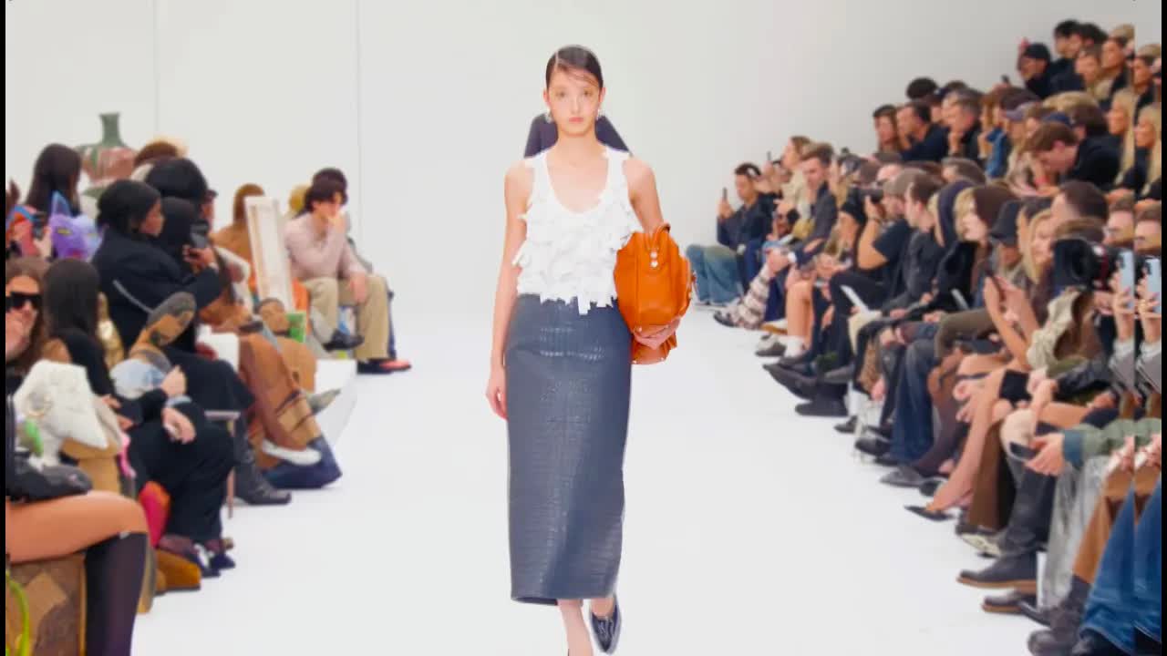 Acne Studios 2025 İlkbahar/Yaz Defilesi Paris'te Gerçekleşti