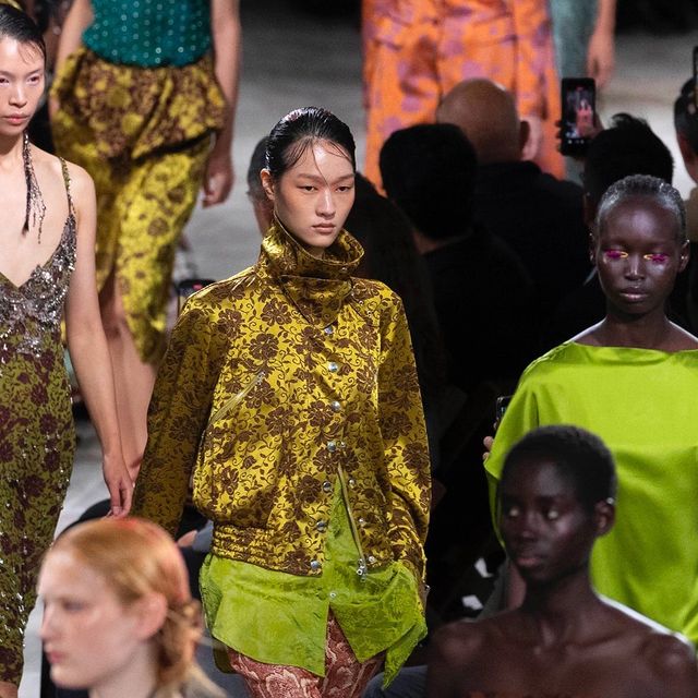 Dries Van Noten’ın Kadın Bahar Yaz 2025 Koleksiyonu Tanıtıldı