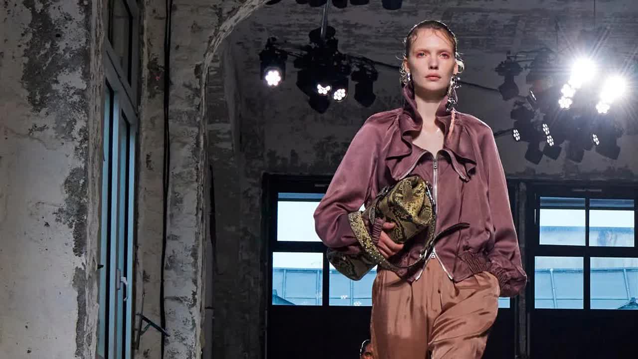 Dries Van Noten’un Bahar Yaz 2025 Defilesi Paris Moda Haftası'nda Gerçekleşti