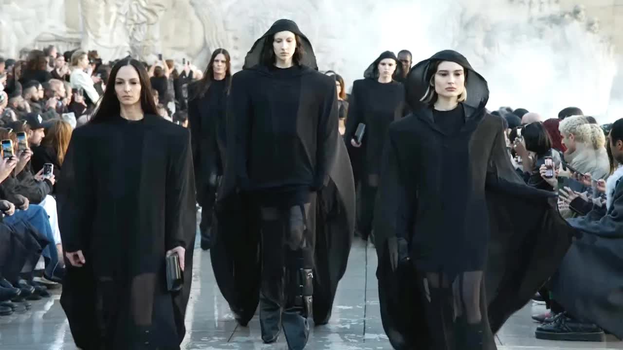 Rick Owens İlkbahar/Yaz 2025 Defilesi Paris Moda Haftası'nda Gerçekleşti