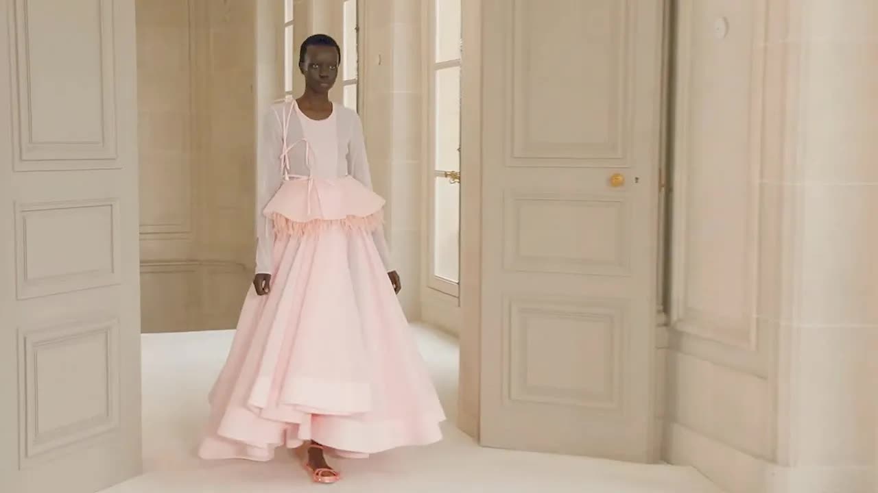 Giambattista Valli İlkbahar/Yaz 2025 Defilesi Gerçekleşti