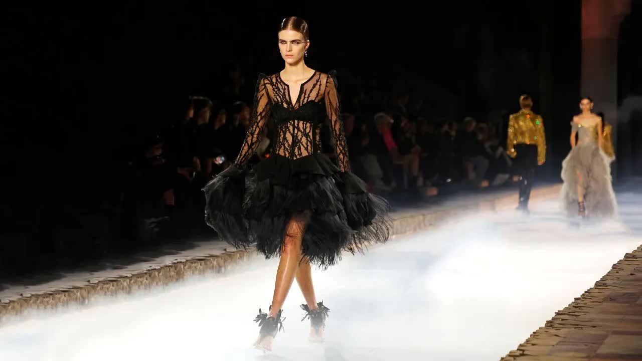 Paris Moda Haftası’nda Alexander McQueen’in Bahar/Yaz 2025 Defilesi