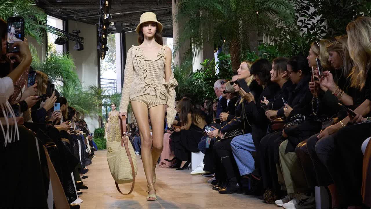 Elie Saab İlkbahar/Yaz 2025 Defilesi Paris Moda Haftası'nda Gerçekleşti