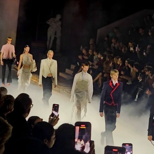 Paris’ta Heyecan Verici Moda Gösterisi: McQueen'in SS25 Defilesi