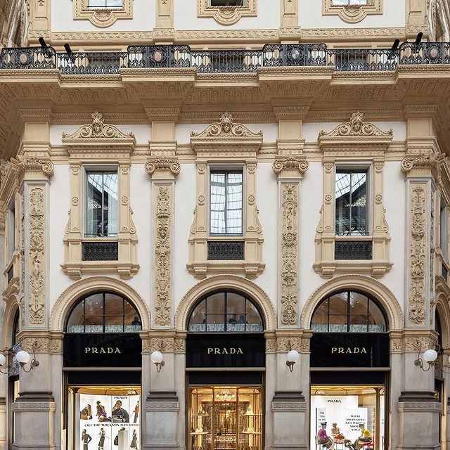 Prada’nın Milano’daki İkonik Butiğinde Yenilikçi Bir İletişim Projesi