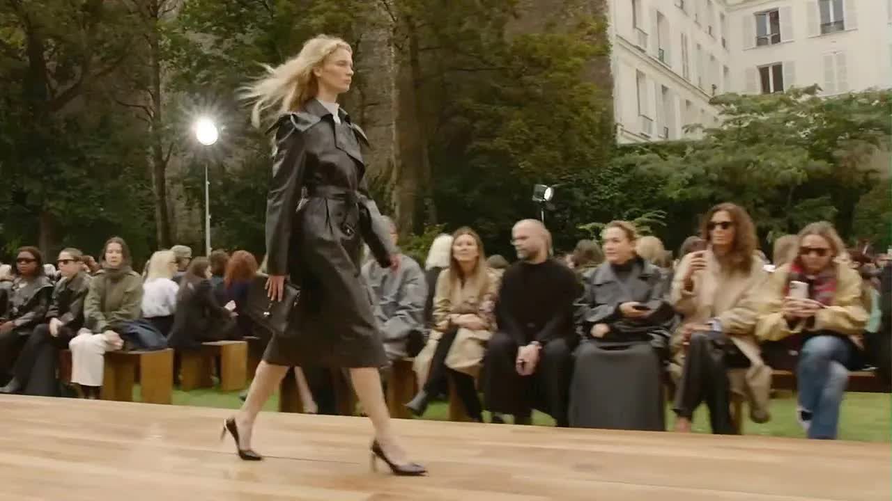 Gabriela Hearst, Paris Moda Haftası'nda Yeni Koleksiyonunu Tanıttı