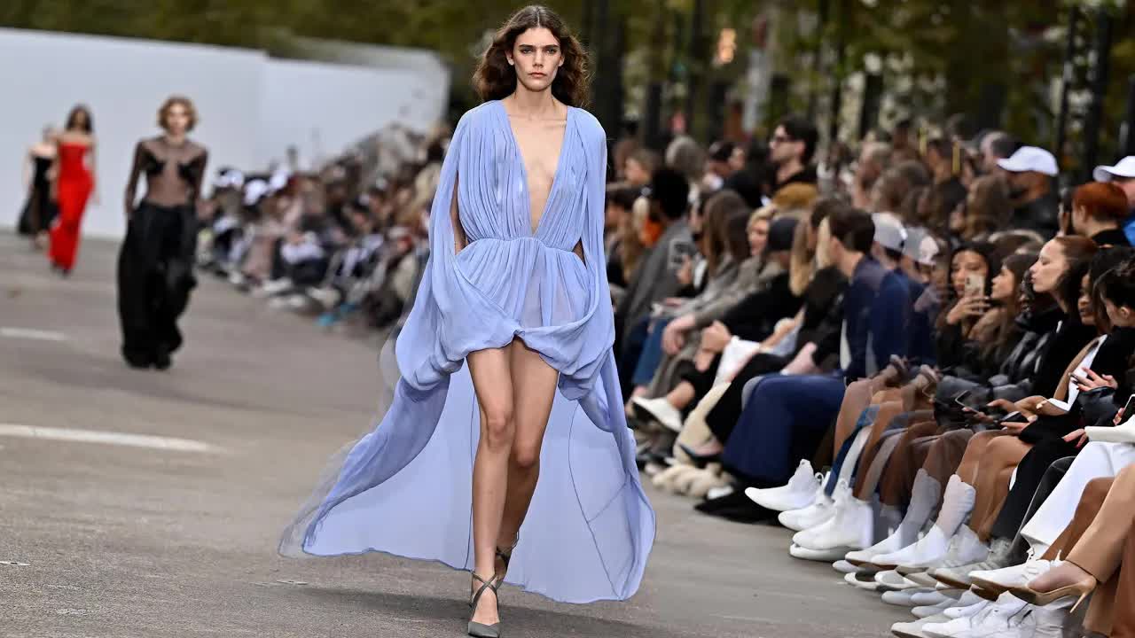 Stella McCartney, 2025 Bahar/Yaz koleksiyonunu Paris Moda Haftası'nda tanıttı