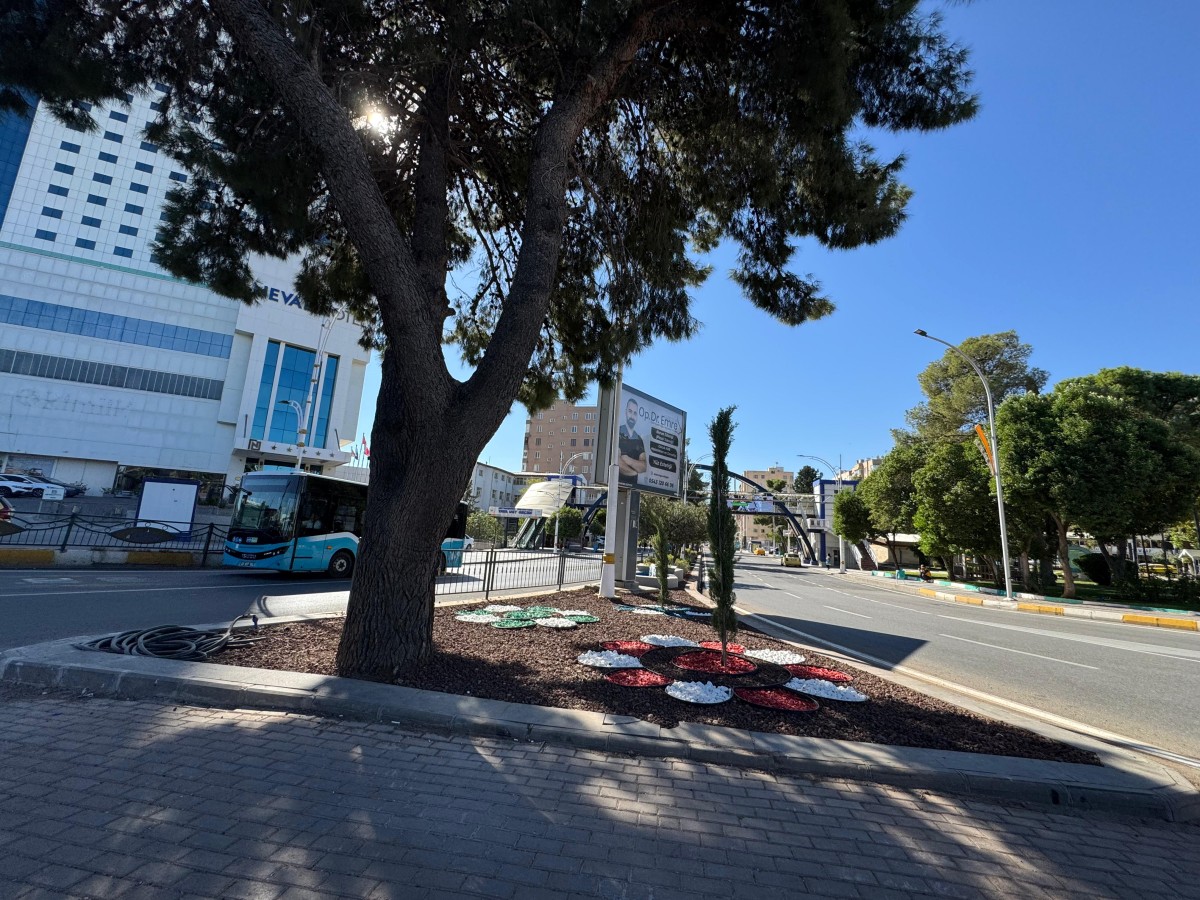 Şanlıurfa Büyükşehir Belediyesi Şehir Genelinde Peyzaj Düzenlemesi Çalışmalarını Sürdürüyor