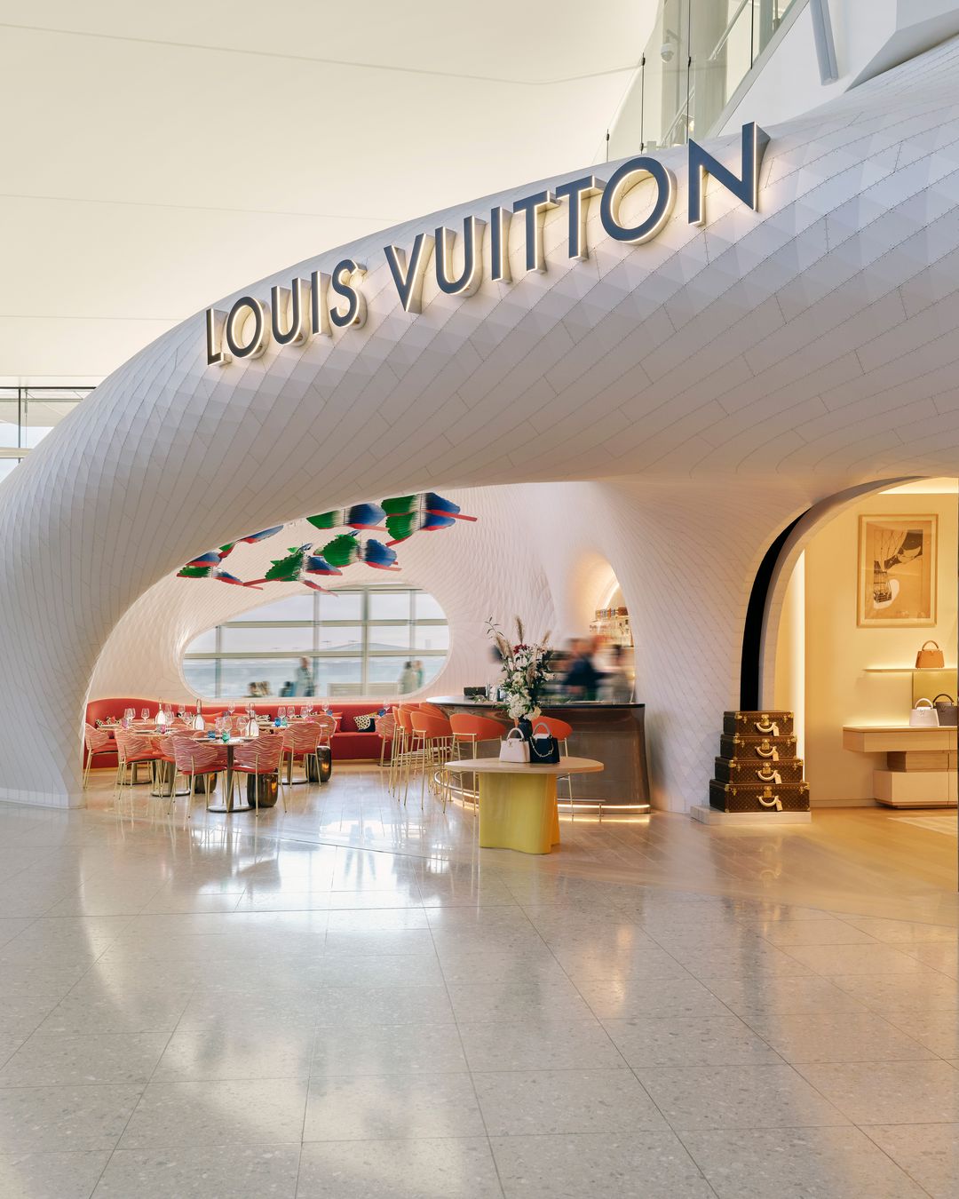 Louis Vuitton, Heathrow Havalimanı'nda Yeni Bir Mağaza ve Kafe Açtı