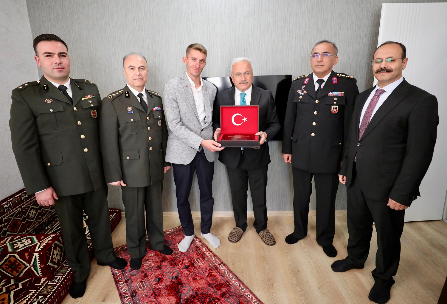 Aksaray Valisi Mehmet Ali Kumbuzoğlu Gazi Sinan Çavdarlı ve Gazi Salih Yakup Demiray'ı Evlerinde Ziyaret Etti