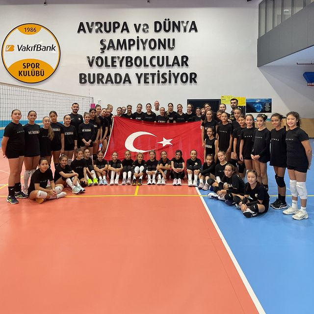 VakıfBank Spor Kulübü, 29 Ekim Cumhuriyet Bayramı'nı Altyapı Sporcularıyla Kutladı