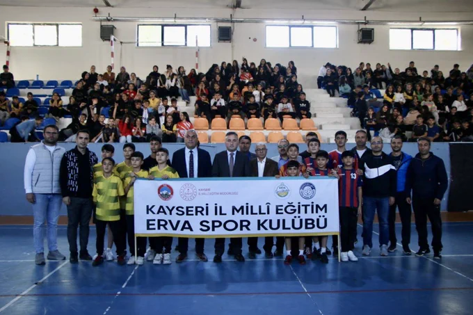 Kayseri İl Milli Eğitim Müdürü Coşkun Esen, İbrahim Tennuri Ortaokulu'nda Futsal Müsabakasına Katıldı