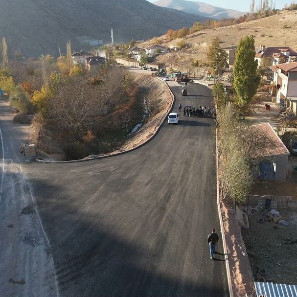 Yahyalı Belediyesi, Yeniçehir Mahallesi Çat Bölgesinde Sıcak Asfalt Serim Çalışmaları Yapıyor