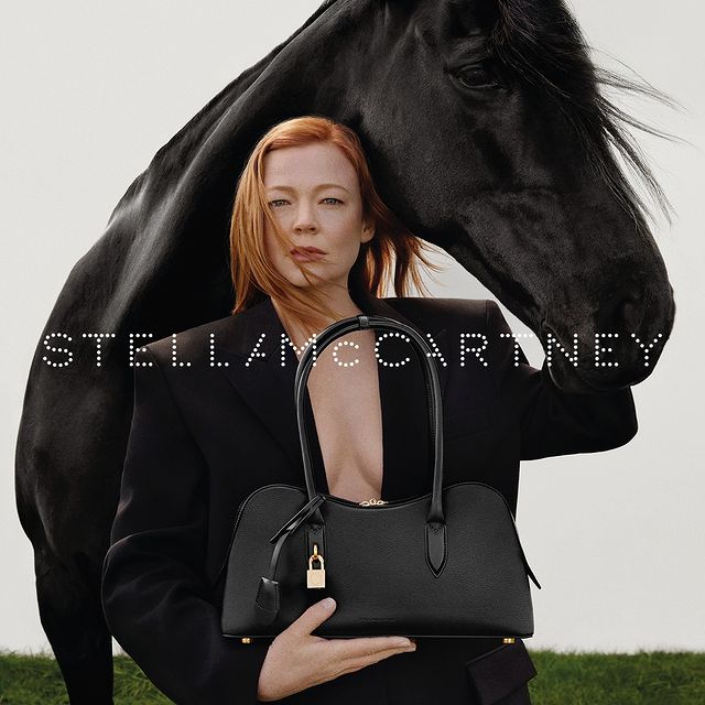 Stella McCartney, Yeni Ryder Çantasını Tanıttı