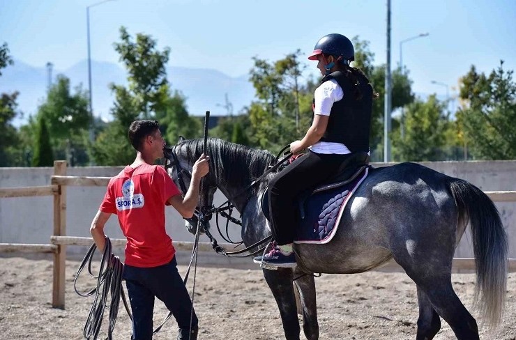 Kayseri'de Binicilik Eğitimi Devam Ediyor