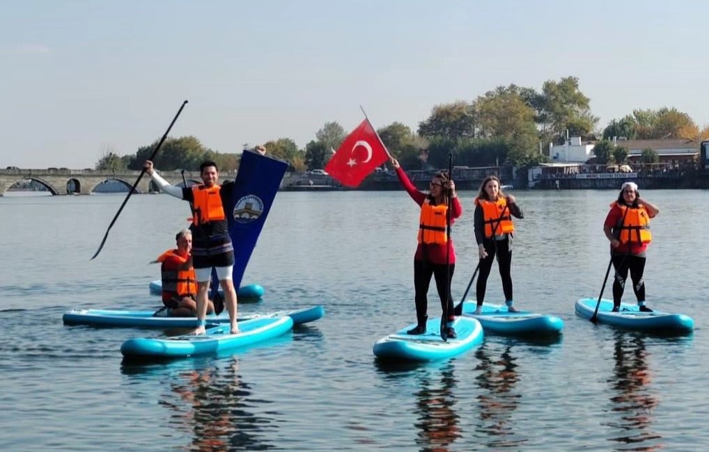 Kırkpınar Spor Bilimleri Fakültesi, Meriç Nehri'nde Kürek Sörfü Gösterisi Gerçekleştirdi