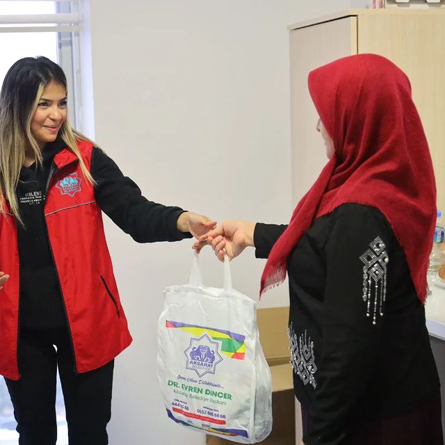 Aksaray Belediyesi İhtiyaç Sahiplerine Hasta Bakım Setleri Dağıttı