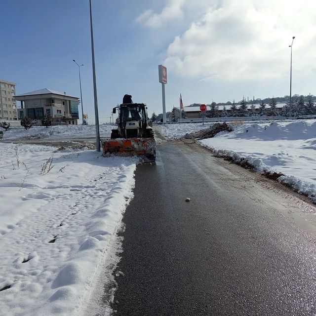 Fatih Mahallesi'nde Kar Küreme Çalışmaları Devam Ediyor