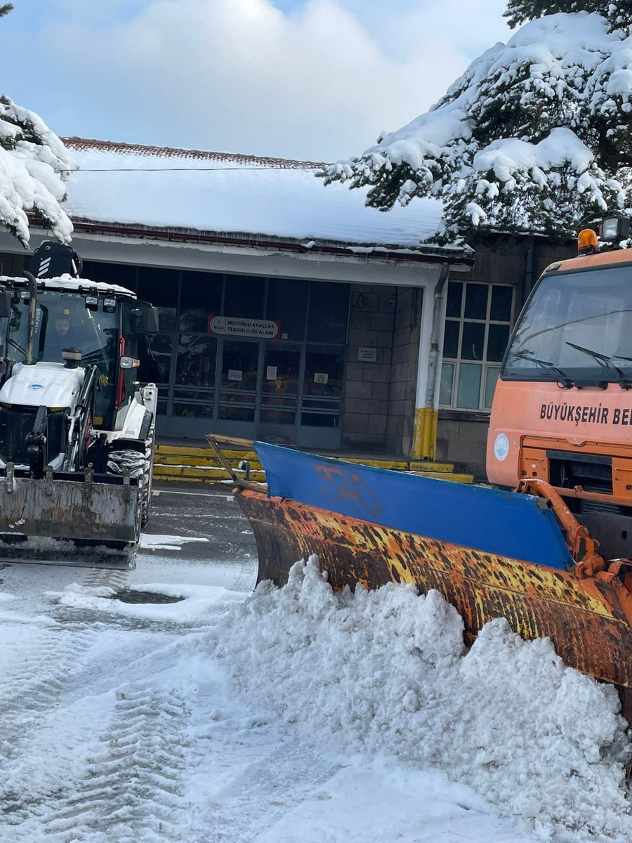 Kayseri Büyükşehir Belediyesi, Okul Bahçelerini Temizleyerek Öğrencilerin Güvenliğini Sağlıyor