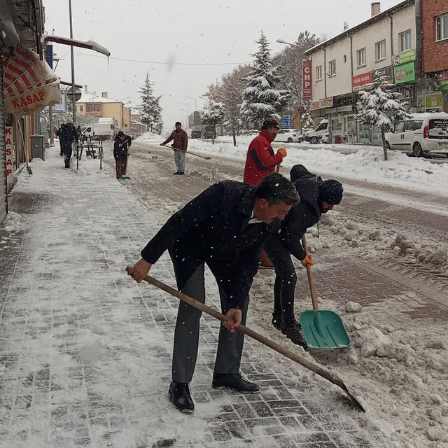 Acıgöl Belediyesi, Cadde ve Sokaklardaki İyileştirme Çalışmalarına Devam Ediyor