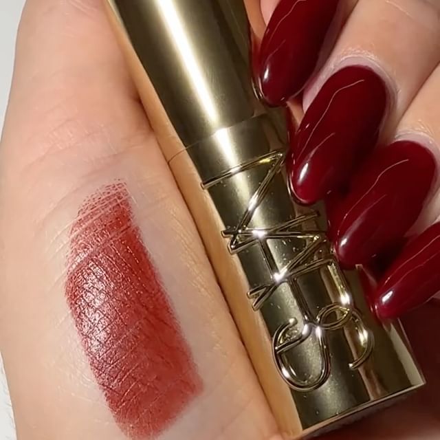 Lüksü Keşfedin! Ultimate Luxury Explicit Lipstick ile Hayalinizdeki Glamour