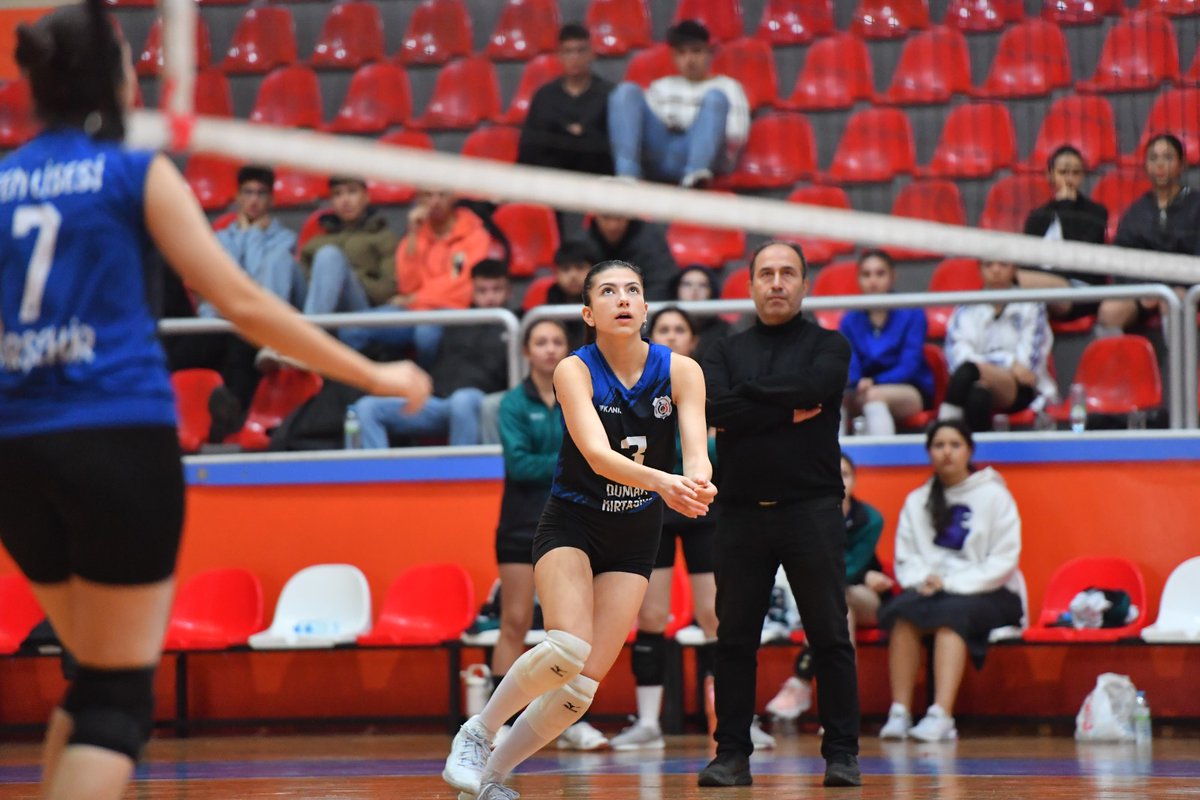 Kırşehir Spor Salonu'nda Voleybol Kızlar Genç Müsabakaları Devam Ediyor