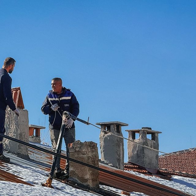 Ulukışla Belediyesi İhtiyaç Sahibi Bir Ailenin Tıkanan Bacasını Temizledi