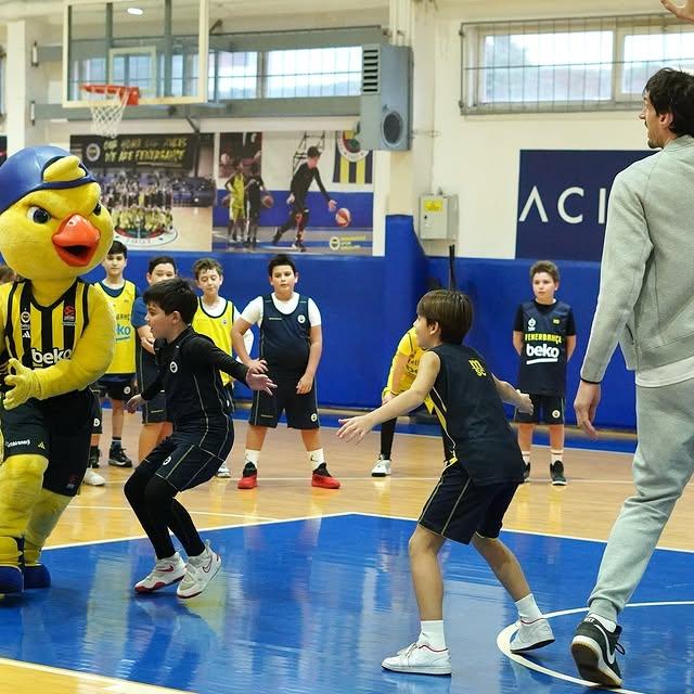 Fenerbahçe Beko Basketbol Takımı Boban Marjanovic ile Dereağzı Basketbol Okulu'nda Buluştu