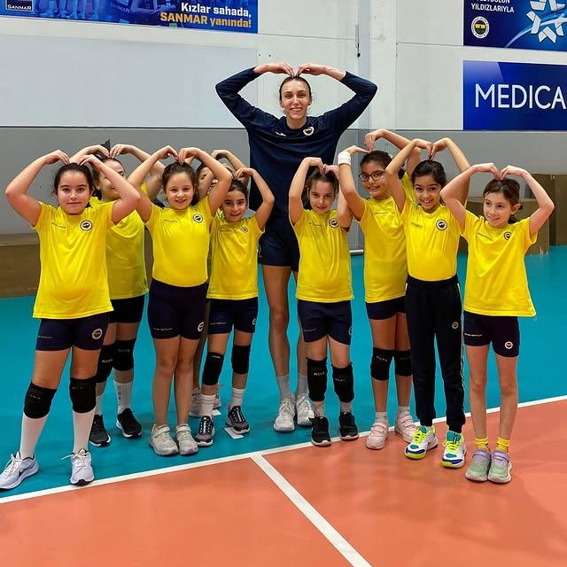 Kadın A Voleybol Takımı'nın Başarılı Oyuncusu Aslı Kalaç Genç Sporcularla Buluştu