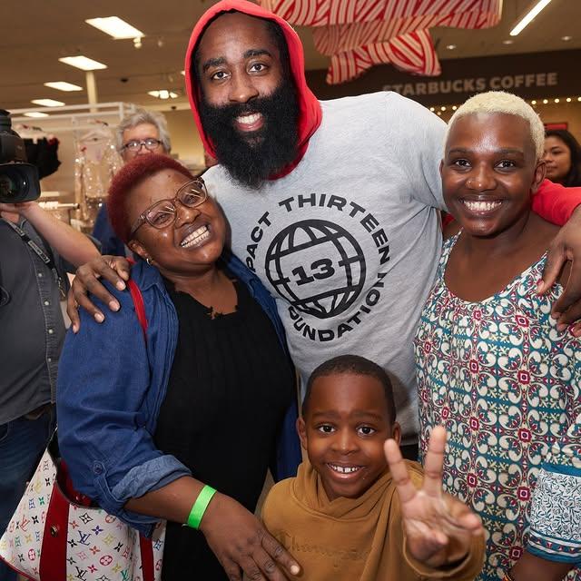 James Harden’in Harden Holiday GiveBack etkinliği ile Houston'da Noel Sürprizi Yaptı