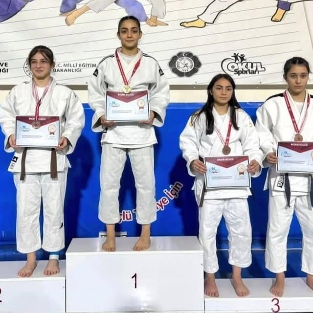 Çorum'da gerçekleştirilen Okul Sporları Liseler Judo grup müsabakalarında başarılı Aksaraylı sporcular Türkiye finallerine katılma hakkı kazandı