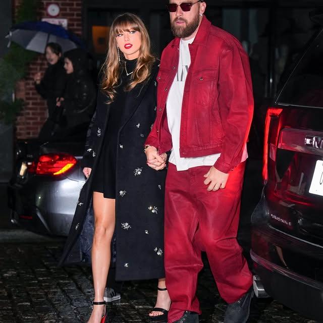 Taylor Swift ve Travis Kelce'nin Uyumlu Kıyafetleriyle Dikkat Çekici Görünümü