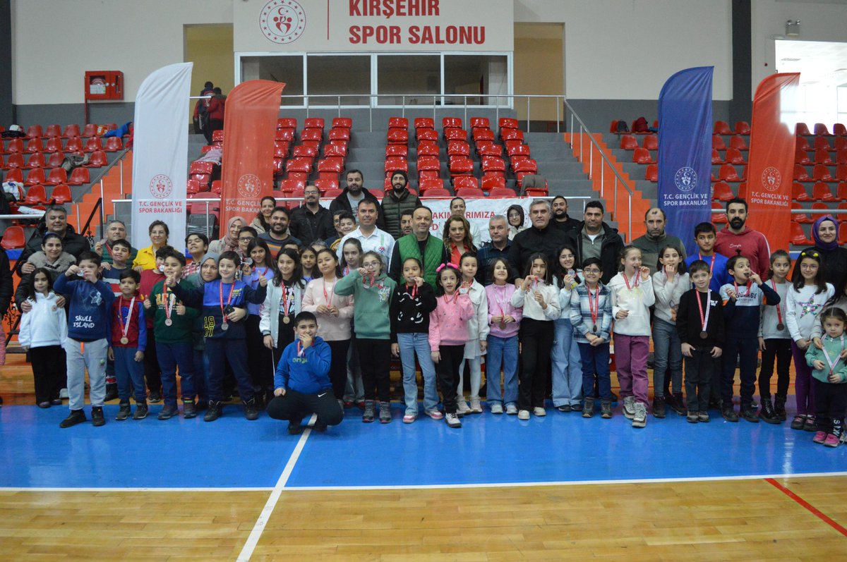 Kırşehir Spor Salonu'nda Küçük Kız ve Erkekler Satranç İl Birinciliği Müsabakaları Düzenlendi