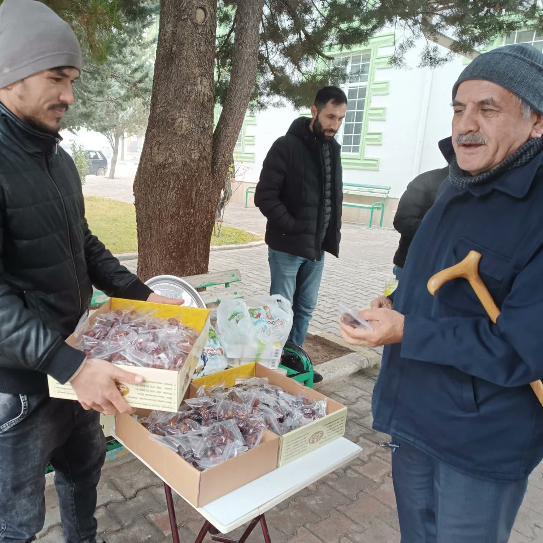 Sultanhanı İlçe Gençlik Kolları, Cuma Namazı Sonrası Vatandaşlarla Buluştu