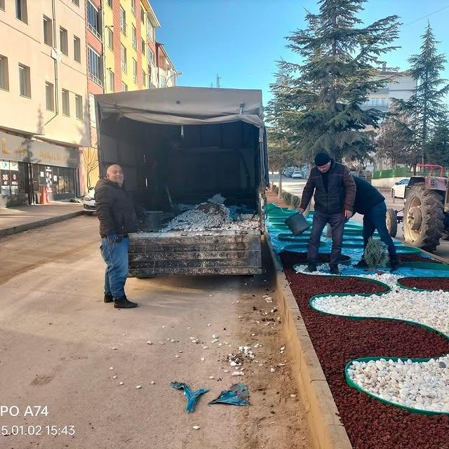 Mucur'un Estetiği İçin Orta Refüjde Çevre Düzenlemesi ve Peyzaj Çalışmaları Sürdürülüyor