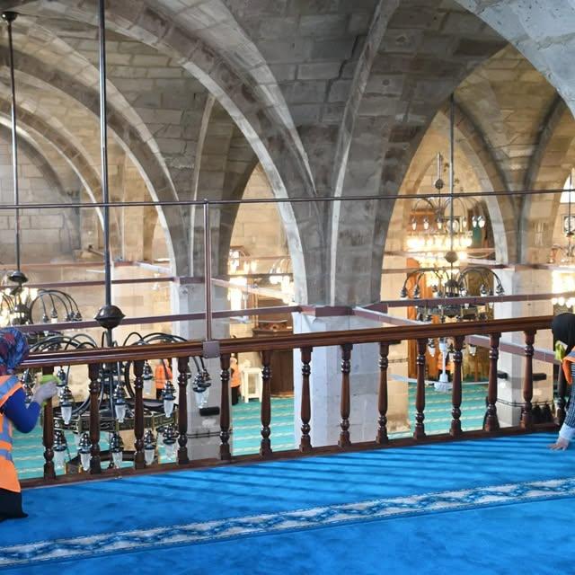 Aksaray Belediyesi Ulu Camii'nde Temizlik Çalışmaları Yaptı