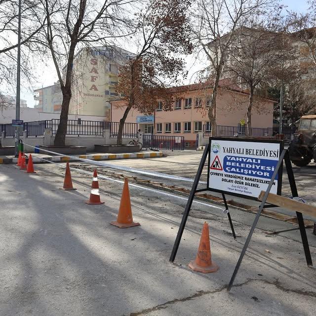 Yahyalı Belediyesi Yağmur Suyu Tahliye Sistemini Güçlendirme Çalışmalarına Devam Ediyor