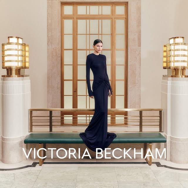 Victoria Beckham, Circle Detail Gown Modelini Tanıttı