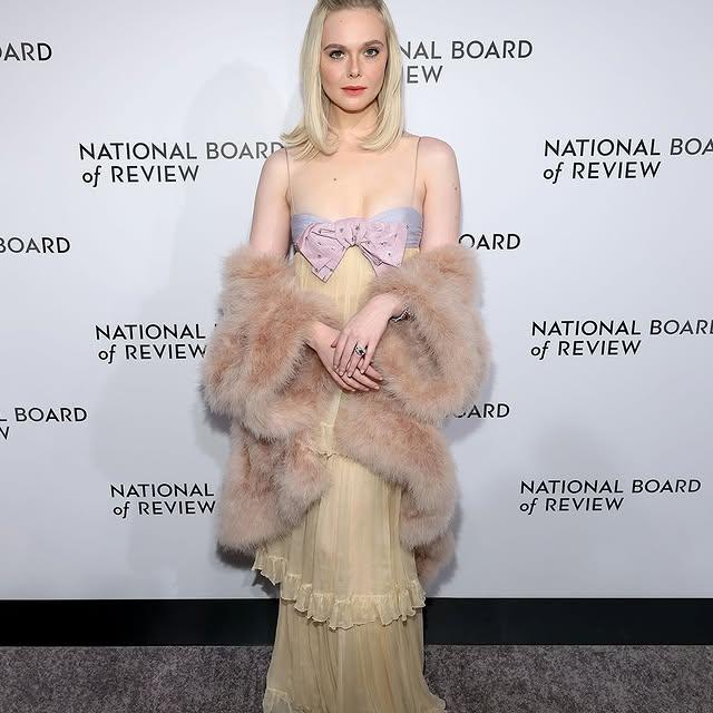 Elle Fanning, Ulusal İnceleme Yıllık Ödülleri'nde Şık Bir Görünümle Dikkatleri Üzerine Çekti