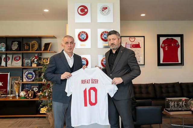 Rize'nin Güneysu İlçesi Belediye Başkanı Rıfat Özer, TFF Başkanı İbrahim Ethem Hacıosmanoğlu'nu Ziyaret Etti