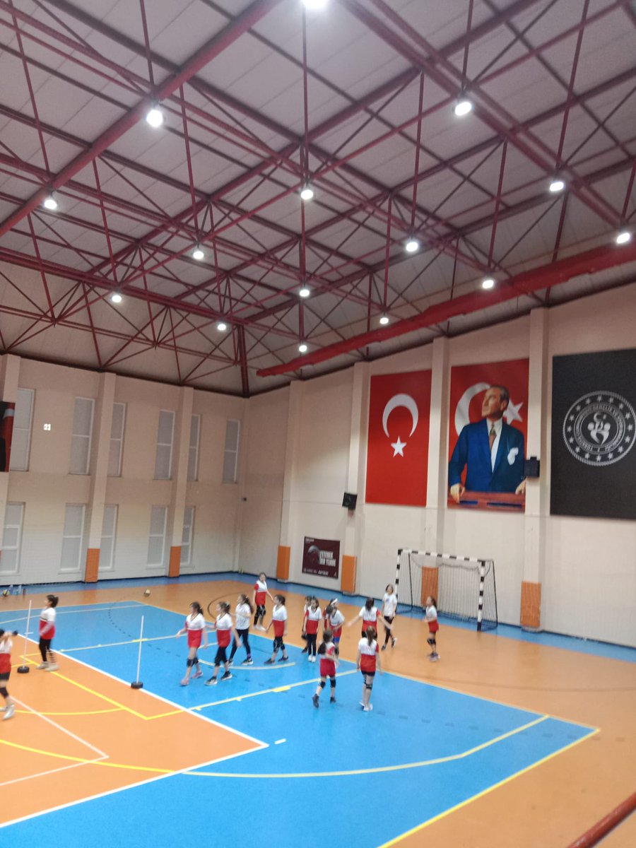 Gevher Nesibe Spor Salonu’nda Voleybol Antrenmanları Devam Ediyor