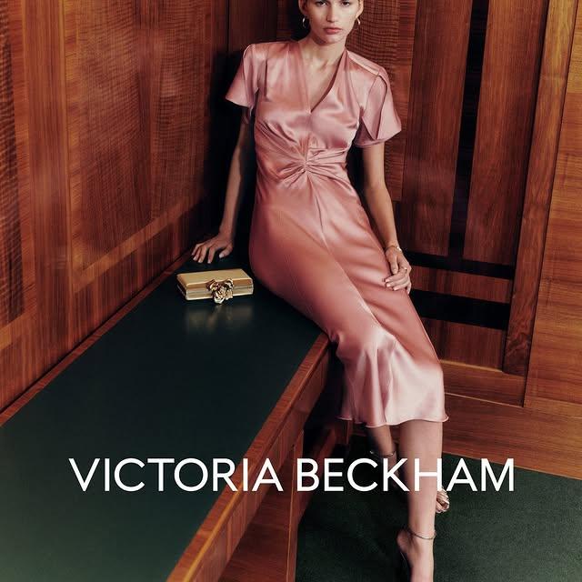 Victoria Beckham, Yeni Koleksiyonunu Tanıtıyor