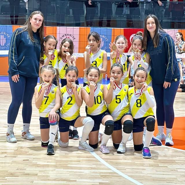 Fenerbahçe Spor Okulları'nın Minik B Voleybol Takımı Ümraniye Belediyesi Mini Voleybol Turnuvası'na Katıldı