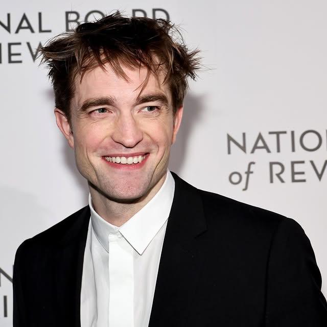 Robert Pattinson'un Stil Değişikliği Moda Dünyasında İlgi Uyandırıyor